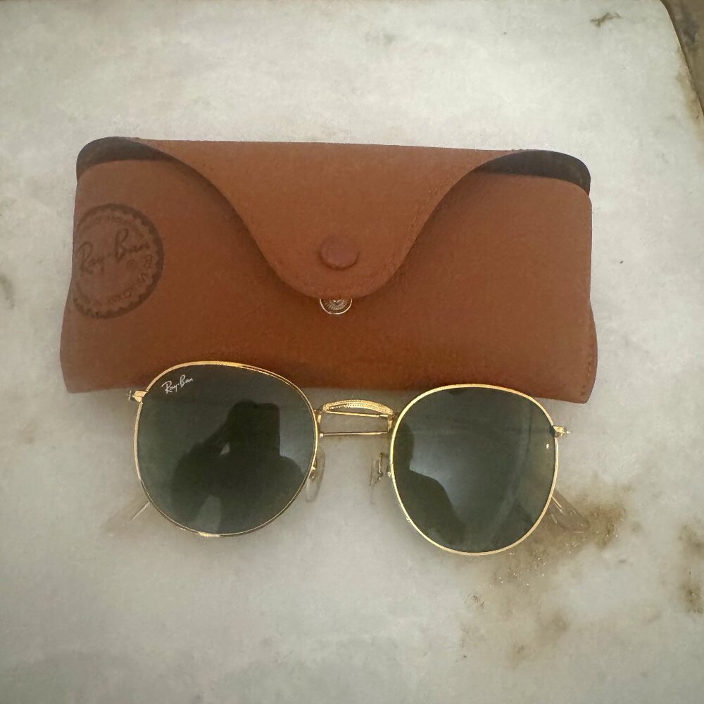 Ray-Ban Classics Unisex Gold Round Frame Polarized Sunglasses with Dark Lenses